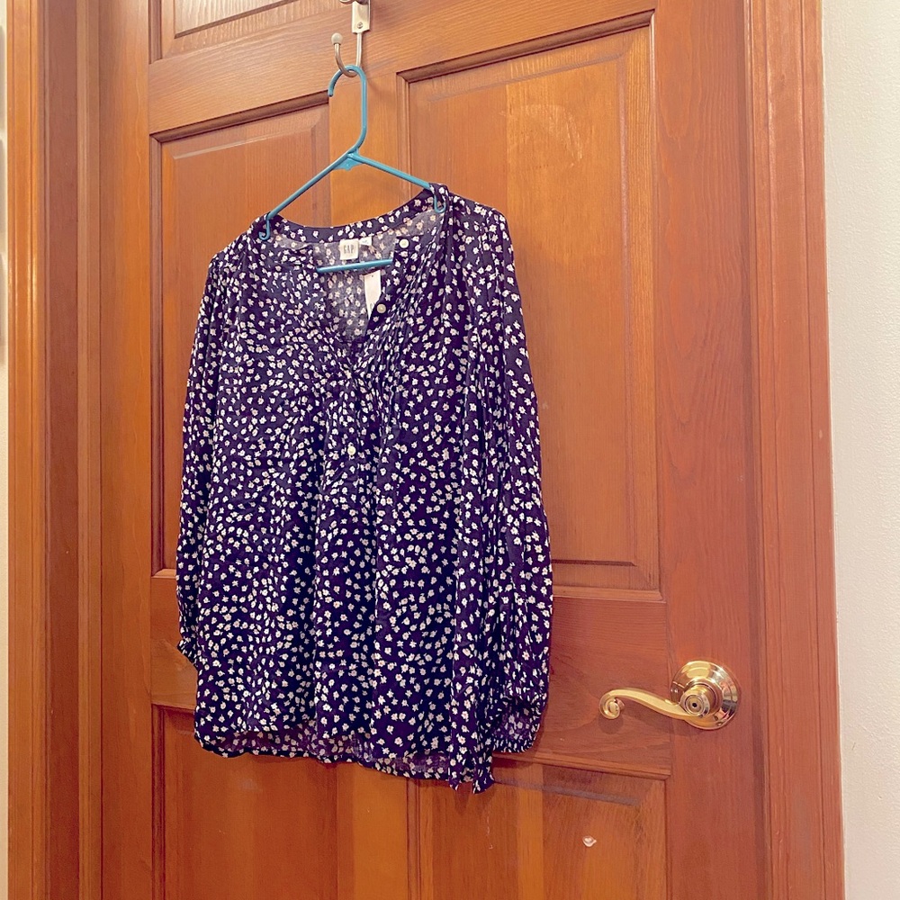 NWT!  GAP Navy Blue and White Floral Top.  Size Medium